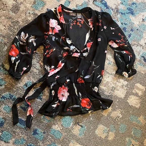 🌹🌺 Floral Blouse 🌺🌹 - Picture 3 of 10